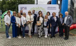 na zdjęciu osoby podczas pikniku