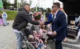 na zdjęciu osoby podczas pikniku