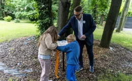 na zdjęciu osoby podczas pikniku