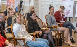 na zdjęciu osoby podczas spotkania