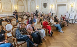 na zdjęciu osoby podczas spotkania