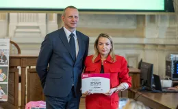na zdjęciu osoby podczas spotkania