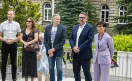 na zdjęciu osoby podczas otwarcia fetiwalu