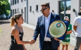 na zdjęciu osoby podczas przywitania Mai Chwalińskiej