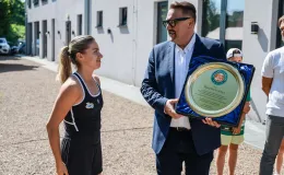 na zdjęciu osoby podczas przywitania Mai Chwalińskiej