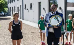 na zdjęciu osoby podczas przywitania Mai Chwalińskiej