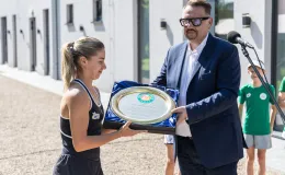 na zdjęciu osoby podczas przywitania Mai Chwalińskiej