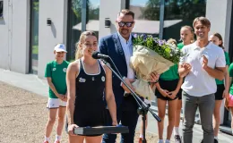 na zdjęciu osoby podczas przywitania Mai Chwalińskiej