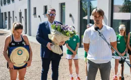 na zdjęciu osoby podczas przywitania Mai Chwalińskiej