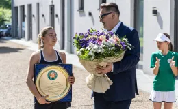 na zdjęciu osoby podczas przywitania Mai Chwalińskiej