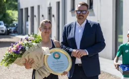 na zdjęciu osoby podczas przywitania Mai Chwalińskiej