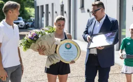 na zdjęciu osoby podczas przywitania Mai Chwalińskiej