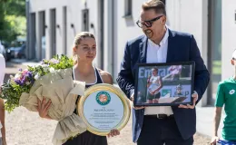 na zdjęciu osoby podczas przywitania Mai Chwalińskiej