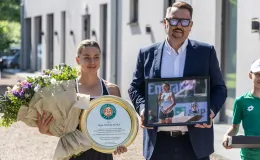 na zdjęciu osoby podczas przywitania Mai Chwalińskiej