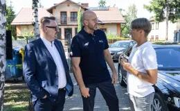 na zdjęciu osoby podczas przywitania Mai Chwalińskiej