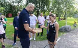 na zdjęciu osoby podczas przywitania Mai Chwalińskiej