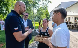 na zdjęciu osoby podczas przywitania Mai Chwalińskiej