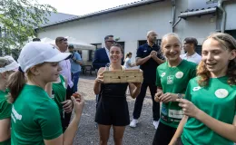 na zdjęciu osoby podczas przywitania Mai Chwalińskiej