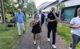 na zdjęciu osoby podczas przywitania Mai Chwalińskiej