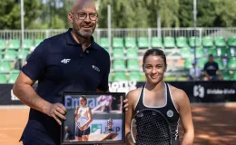 na zdjęciu osoby podczas przywitania Mai Chwalińskiej