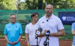 na zdjęciu osoby podczas przywitania Mai Chwalińskiej
