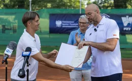 na zdjęciu osoby podczas przywitania Mai Chwalińskiej
