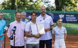 na zdjęciu osoby podczas przywitania Mai Chwalińskiej