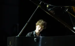 na zdjęciu osoby na scenie