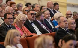 na zdjęciu osoby na scenie