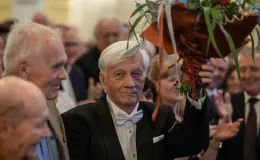 na zdjęciu osoby na scenie