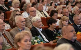 na zdjęciu osoby na scenie