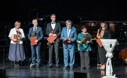 na zdjęciu osoby na scenie