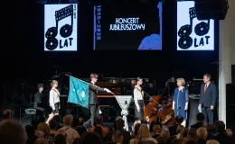 na zdjęciu osoby na scenie