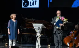 na zdjęciu osoby na scenie