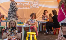 na zdjęciu osoby podczas pikniku