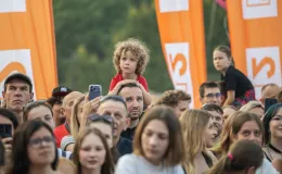 na zdjęciu osoby występujące na scenie