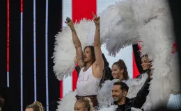 na zdjęciu osoby występujące na scenie