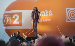 na zdjęciu osoby występujące na scenie