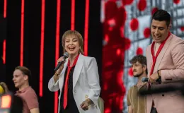 na zdjęciu osoby występujące na scenie