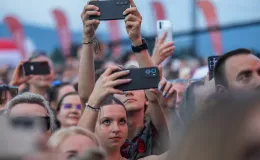 na zdjęciu osoby występujące na scenie