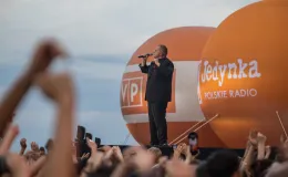 na zdjęciu osoby występujące na scenie