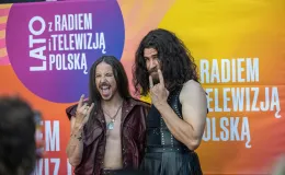 na zdjęciu osoby występujące na scenie