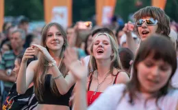 na zdjęciu osoby występujące na scenie