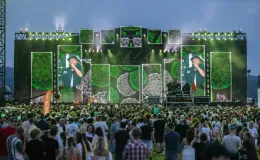 na zdjęciu osoby występujące na scenie