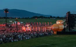 na zdjęciu osoby występujące na scenie
