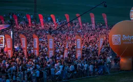 na zdjęciu osoby występujące na scenie