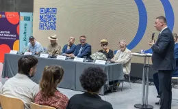 na zdjęciu osoby podczas konferencji