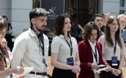 na zdjęciu osoby podczas konferencji