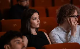 na zdjęciu osoby podczas przesłuchania utworów