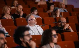 na zdjęciu osoby podczas przesłuchania utworów